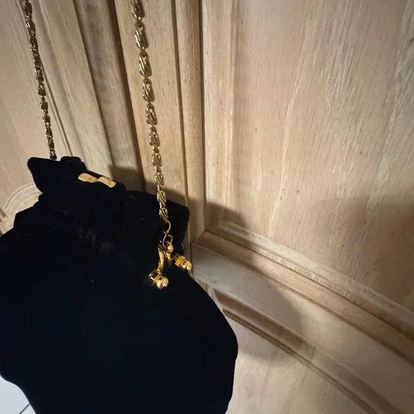 Elegant Black Velvet Evening Bag - Picture 3 of 8